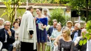 Conny (Brigitte Zeh, r.) und die anderen Hochzeitsgäste warten. Magda (Verena Altenberger) begrüßt erleichtert den verspäteten Pfarrer Bartkowski (Tomek Nowicki).