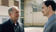 Moritz Eisner (Harald Krassnitzer, links) besucht Peter Wendler (Anian Zollner) im Gefängnis.