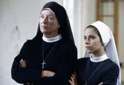 Stammhalter vom Nebenbuhler? Schwester Lotte (Jutta Speidel, l.) und Novizin Gina (Donia Ben-Jemia, r.) wollen wissen, was Sache ist.