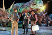 Eine Spur führt Ray Langston (Laurence Fishburne, re.) und Hodges (Wallace Langham, Mi.) in eine in Las Vegas gastierende Dinosaurier-Show. Dort befragen sie den Manager Kyle Adams (Brett Tucker), ob er den ermordeten jungen Mann kennt.