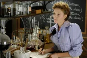 Dr. Ogden (Hélène Joy) macht sich in ihrem Labor Notizen.