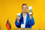 Starbucks ist die größte Kaffehauskette der Welt. Aber sind die Becher auch überall gleich? Reporterin Lilly Temme macht den Vergleich: USA versus Deutschland – Wo steckt mehr drin?
