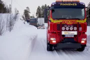 Ein Lastwagen ist ins Rutschen geraten, auf einem Hügel in Finnsnes seitlich stehen geblieben und muss gerettet werden, in der Nähe eines Militärschießplatzes in Sætermoen.