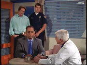 Dr. Sloan (Dick Van Dyke, r.) und sein Sohn Steve (Barry Van Dyke, l.) beschuldigen Rogan (Richard Biggs, 2.v.l.), todkranke Patienten als Mörder gedungen zu haben.