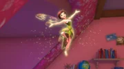 Die Elfe Tinker Bell dreht eine Pirouette an der Decke des Darling-Kinderzimmers.