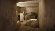 John Ward in der Mastaba mit leerem Sarkophag dahinter. (Windfall Films)