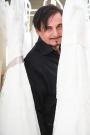 Uwe Herrmann: Leistungsschwimmer in der ehemaligen DDR. Heute: Brautmodenverkäufer durch und durch. In seinem Hochzeitshaus in Dresden lebt Uwe seinen Traum von Mode. Als Ausstatter des Semper Opernballs hat sich der gebürtige Dresdner einen Namen gemacht. Doch neben Ballkleidern sind Brautmoden Uwes große Leidenschaft.