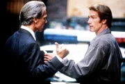Waldeck (Michael Beck, li.), der Chef der privaten Sicherheitskräfte von Victoria, erscheint am Tatort und begegnet Steve (Barry Van Dyke).
