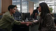 Detective Angela Lopez (Alyssa Diaz, r.) entschuldigt sich bei Detective Nyla Harper (Mekia Cox, l.) für ihr Fehlverhalten und gesteht dabei, dass sie von Angst erfüllt ist.