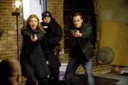 Agentin Rice (Diane Neal) und Agent Peter Burke (Tim DeKay, re.) rücken mit einem Sondereinsatzkommando an, um das entführte Mädchen und Neal aus der Gewalt des Entführers zu befreien...