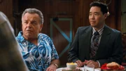 Marvin (Ray Wise, l.); Louis Huang (Randall Park, r.)