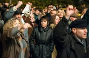 Demonstranten stürmen die Stasizentrale, Dunja (Katrin Sass, M.) hat sich unter die Demonstranten gemischt.