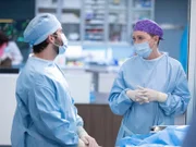 Dr. Levi Schmitt (Jake Borelli, l.); Dr. Meredith Grey (Ellen Pompeo, r.)