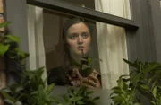 Erin Kendall (Dianca McKellar), eine junge M.I.T.-Absolventin, behauptet nachts einen Mord im Haus gegenüber beobachtet zu haben. Doch entspricht das der Wahrheit?