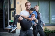 Sebastian (Erik Johansson) bringt eine im diabetischen Koma liegende Schülerin in Sicherheit. Auch Maria Werns Sohn Emil (Oscar Pettersson) hat sich ins Freie retten können.