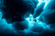 Der Meeresbiologe und Forschungstaucher Uli Kunz erkundet die Welt unter dem Eis: Auf den ersten Blick wirkt die Natur lebensfeindlich – doch zahlreiche Organismen haben sich an den besonderen Lebensraum angepasst.