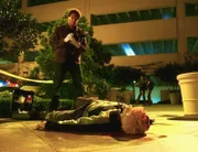 Ein Mann ist vom Dach gestürzt. Spurenermittler Warrick (Gary Dourdan) schließt einen Mord nicht aus.