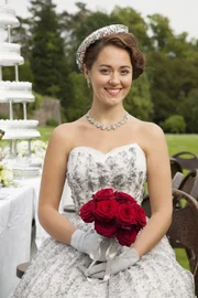 Bunty Pryde (Susannah Fielding) steht kurz vor ihrer Hochzeit. Doch wie lange kann ihr bezauberndes Lächeln anhalten?