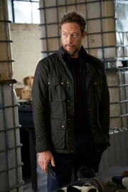 Dom Hayes (Kris Holden-Ried)