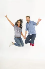 Die Tigerenten Club Moderatoren Muschda Sherzada und Johannes Zenglein© SWR/Alexander Kluge - Honorarfreie Verwendung gemäß AGB im redaktionellen Zusammenhang mit genannter Sendung bei Nennung "Bild: SWR/Alexander Kluge". Andere Verwendung nur nach Absprache. KiKA Unternehmenskommunikation - bildredaktion@kika.de Telefon: +49.361.218-1826