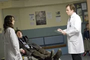 Root (Amy Acker, l.), Harold Finch (Michael Emerson) mit einem Arzt (John G. Preston)