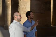 Mirko Drotschmann mit dem Archäologen Dr. Arto Belekdanian im Tempel von Karnak.