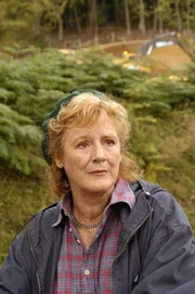 Lynne Fox (Maggie Steed)