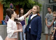 Olivia (Holly Geddert) macht sich über Mila (Ada Lüer) lustig, die unfreiwillig am Crazy-hair-Day teilnimmt.
