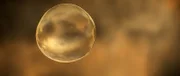 In der Atmosphäre der frühen Erde ist Wasser vorhanden. Es kondensiert und fällt dank der Schwerkraft auf die Oberfläche des Planeten.