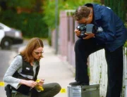 Sara (Jorja Fox) und Grissom (William Peterson) folgen den Blutspuren und entdecken eine weitere Leiche!