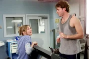 Elliott (Sarah Chalke, l.) macht ihrem neuen Patienten Sean (Scott Foley, r.) Avancen, doch dieser ist so sehr mit seinen Neurosen beschäftigt, dass er sie gar nicht bemerkt ...