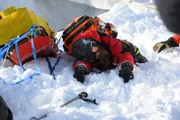 Katharina (Luise Bähr) droht in eine gefährliche Gletscherspalte abzurutschen.