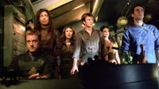 L-R: Wash (Alan Tudyk), Zoë (Gina Torres), Kaylee (Jewel Staite), Captain Reynolds (Nathan Fillion), Inara (Morena Baccarin) und Simon (Sean Maher)