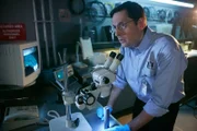 REENACTMENT - Jim Ritter vom NTSB (gespielt von Aaron Michael Reilly) sucht nach mikroskopischen Hinweisen, die den Absturz von Atlantic Southeast Flight 2311 erklären könnten. (Bildnachweis: Cineflix/Ian Watson)