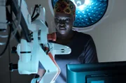 Dr. Okafor (Shaunette Renée Wilson) nutzt die Gelegenheit als eines ihrer größten Idole eingeliefert wird ...