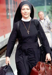 Die Berliner Ordensschwester Hanna (Janina Hartwig) ist ins beschauliche Kaltenthal gereist, um ihre Freundin Lotte im Kloster zu vertreten.