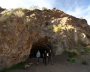 Fresno, CA USA: Die Schauspieler (Erin Ryder, James C. Fox und Ben McGee) kommen aus einer Fledermaushöhle in Kalifornien heraus. (Bildnachweis: Snake Oil Productions)