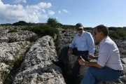 Der Archäologe Anthony Bonanno und der auf Luftaufnahmen spezialisierte John Charles Betts erhoffen sich neue Erkenntnisse über die „Cart Ruts“ (Karrenspuren) auf Malta.