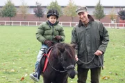 Daniel (Alexander Türk, l.) genießt den Tag am Gestüt. Stallmeister Hans (Mike Maas, r.) lässt ihn sogar auf einem Pony reiten ...