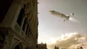 Eine Rakete fliegt über die Stadt.