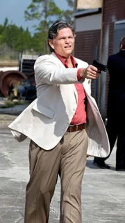 Falcone (Jeff Kober), der Bodyguard eines Mafiabosses, ist äußerst misstrauisch und schwer zu täuschen.