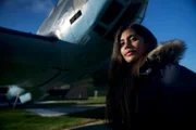Natasha Billson steht neben einer Heinkel 111, die im Kent Battle of Britain Museum ausgestellt ist (National Geographic for Disney).