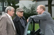 Hanno (Christian Hockenbrink, r.) will Edwin (Tilo Prückner, M.) und Günter (Wolfgang Winkler, l.) nichts sagen.