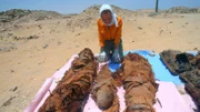 Die Ägyptologin Patrizia Piacentini untersucht die Mumien einer Familie, um zu verstehen, warum junge Menschen wie Tutanchamun im alten Ägypten jung starben. (Windfall Films)
