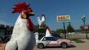 Heute darf Jarrett ein "Chicken-Car" transportieren. Der überdimensionale Hahn, der an dem Auto befestigt ist, wird dabei aber nicht sein einziges Problem sein.