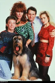 (4. Staffel) - Eine schrecklich nette Familie (v.l.n.r.): Bud (David Faustino), Peggy (Katey Sagal), Al Bundy (Ed O'Neil) und Kelly (Christina Applegate) ...