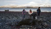 Marvin, Marcella, Jazmine und Julianna suchen an der Küste nach Tintenfischen. (National Geographic)