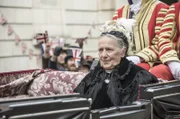 Eine Parade zu Ehren von Queen Victoria (Barbara Adair) erschweren die Ermittlungen in Whitechapel.