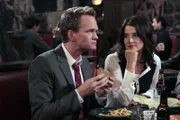 Robin (Cobie Smulders, r.) versucht, die Hummertherapie bei Barney (Neil Patrick Harris, l.) anzuwenden, während Ted als Babysitter aushilft ...