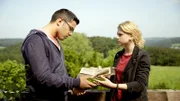 Tarik (Kaan Sahan) und Charlie (Sinje Irslinger) versuchen in Rosalies Buch eine Antwort zu finden.